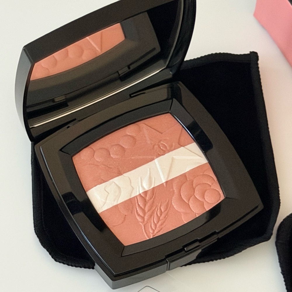 NWT Chanel Illuminating Powder Blush, 998- PÊCHE LUMIÈRE